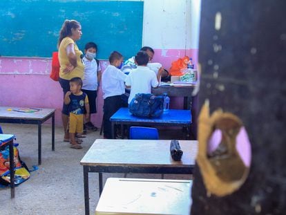 Alumnos al cierre del día escolar en Llano Largo, una comunidad en la periferia de Acapulco, en agosto de 2022.