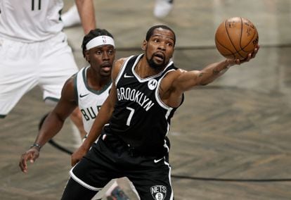 Kein Durant and Jrue Holiday, in the last game between Brooklyn and Milwaukee.