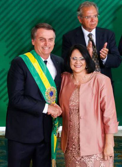 La ministra de Dona i Família amb Bolsonaro l'1 de gener.