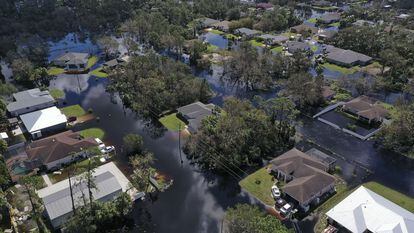 Calles anegadas en North Port (Florida) tras el paso del huracán 'Ian', este sábado.