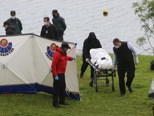 Los servicios de emergencia y la Ertzaintza trasladan el cuerpo del migrante fallecido