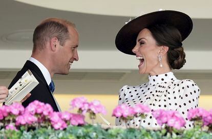 Guillermo de Inglaterra y Kate Middleton asisten al cuarto día de la carrera de caballos Royal Ascot, Inglaterra, este viernes.