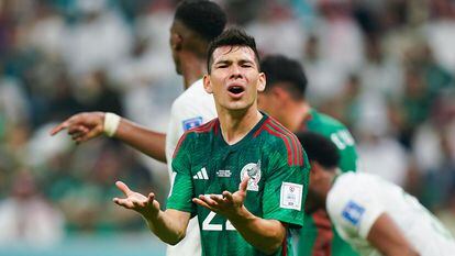 Hirving Lozano, seleccionado mexicano, reacciona durante el partido contra Arabia Saudí, en Qatar.