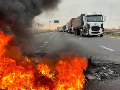 Camioneros bloquean una autopista en las cercanías de San Nicolás (Argentina) en protesta por la escasez de gasoil.