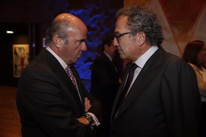 De izquierda a derecha, Luis de Guindos, ministro de Economía, Industria y Competitividad, y Manuel Polanco, vicepresidente y futuro presidente de PRISA.