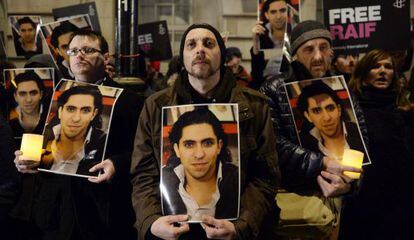 Varios activistas participan en una manifestaci&oacute;n delante de la Embajada de Arabia Saud&iacute; en Londres (Reino Unido), el 22 de enero de 2015. 