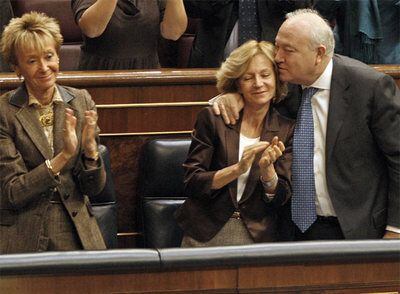 Moratinos abraza a Salgado mientras De la Vega aplaude la aprobación de la LOFCA.