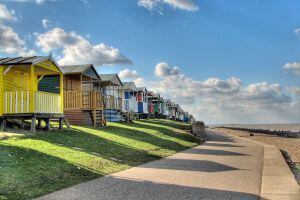 Cabañas de colores en el paseo marítimo de Whitstable, en la costa sureste de Inglaterra.