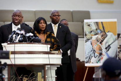 El abogado Ben Crump junto a los familiares de Tyre Nichols, durante una rueda de prensa el 27 de enero en Memphis. 