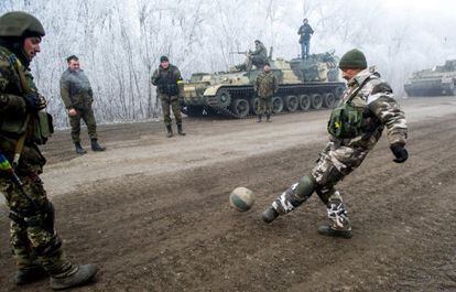 Un militar ucranio juega el f&uacute;tbol en una carretera cerca de Deb&aacute;ltsevo, el 15 de febrero. 
