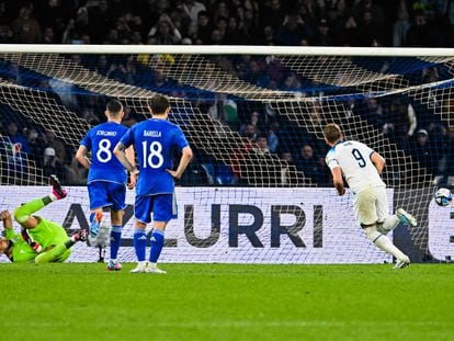 Harry Kane anota de penalti el segundo gol de Inglaterra ante Italia.