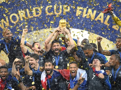 Los jugadores franceses con la Copa del Mundo.