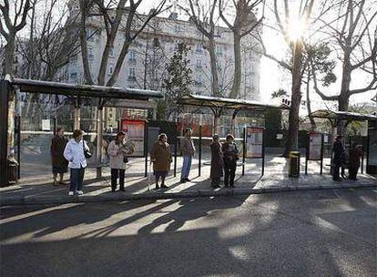 Aspecto que presentaba esta mañana una parada de autobús en la madrileña Plaza de Neptuno.