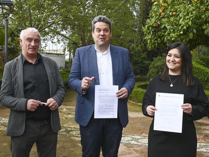 Antonio Segura (IU), Carlos Porcel (PSOE) y Amabel Adarbe (Maracena Conecta), a principios de abril, cuando registraron la moción de censura en el Ayuntamiento de Maracena (Granada).