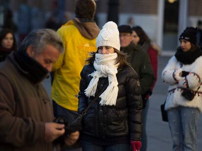 Varias personas se protegen del frío con bufandas y guantes en enero de 2017 en Sevilla.