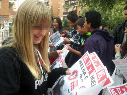 Menores sostienen carteles que llaman a la huelga de estudiantes en Madrid.