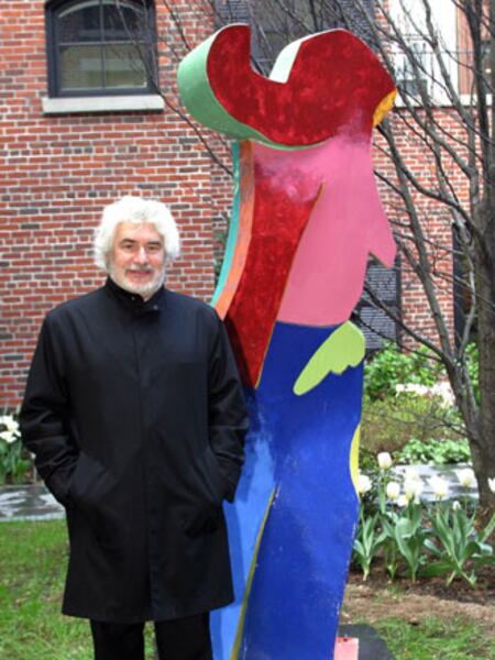 Cristóbal Gabarrón, ante su escultura 'Dulcinea', colocada en 2005 en Nueva York.
