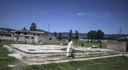 Un hombre pasa junto a las ruinas de la casa en el que residía el líder de Al Qaeda en Abbottabad (Pakistán).