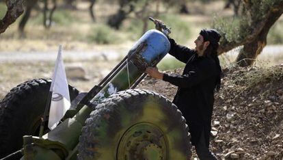 Un rebelde sirio prepara un arma en Al Hamidiyeh