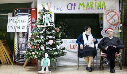 Vecinos de Bellvitge pasan la Navidad encerrados en el CAP Rambla Marina para protestar por su cierre