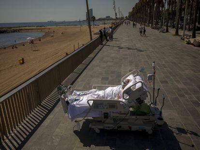 Un paciente de coronavirus mira el mar Mediterráneo desde el paseo frente al Hospital del Mar de Barcelona, el 4 de septiembre de 2020.