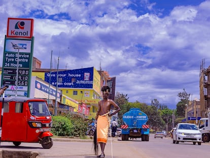 Un hombre turkano vistiendo el traje tradicional de su pueblo en el centro de Nanyuki, Kenia / Kennedy Saitoti Omufwoko.