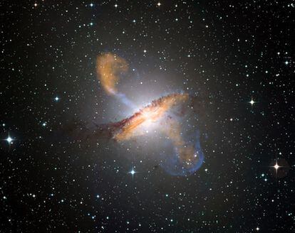 En la galaxia Centauro A se aprecian los dos chorros y los lóbulos cuando se combinan las imágenes tomadas en diferentes longitudes de onda, desde rayos X hasta radio, pasando por la luz visible y microondas.