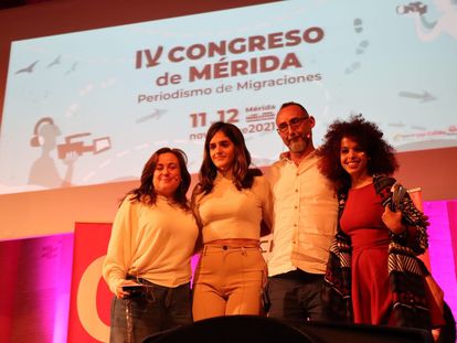 De izquierda a derecha, Sonia Moreno, Natalia G. Vargas, José Naranjo y Ebbaba Hameida, participantes en la mesa sobre la cobertura de la crisis en Canarias.