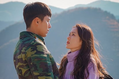 Imagen promocional del drama surcoreano 'Aterrizaje de emergencia en tu corazón' (2019), que muestra a los intérpretes Hyun Bin (izquierda) y Son Ye-jin en sus respectivos personajes.