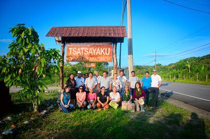 Turistas en el proyecto productor de guayusa, cacao y café, Tsatsayaku.