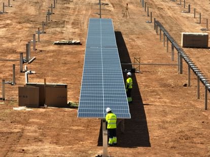 Parque solar de Acciona en Extremadura que reutiliza palas de aerogeneradores como base de las placas.