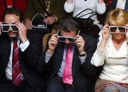 De izquierda a derecha, el consejero Javier González Taboada, el exconsejero Francisco Granados y la expresidente Esperanza Aguirre, durante la presentación de la Comunimax en mayo de 2006.