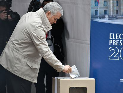 El presidente Iván Duque emite su voto en las elecciones presidenciales que se llevaron a cabo el 29 de mayo.