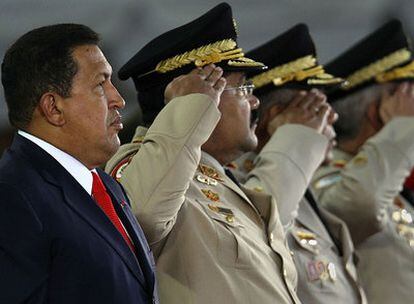 El presidente venezolano, Hugo Chávez, junto a militares en una ceremonia de graduación de nuevos oficiales celebrada el pasado 9 de diciembre.
