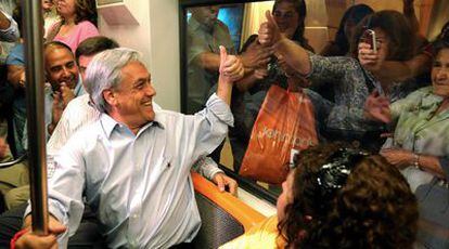 El candidato chileno Sebastián Piñera es felicitado por varios simpatizantes en el metro de Santiago.