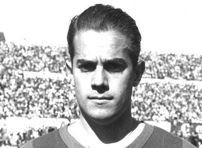 Ganó el Balón de Oro en 1960 cuando jugaba en el Barcelona. Jugando en el Inter de Milán italiano fue segundo en dos ocasiones, en 1961 y en 1964, y tercero en 1965.
