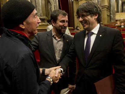 Llach i Puigdemont es donen la mà en presència de Comín.