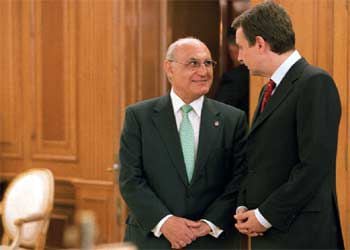 Francisco Hernando charla con José Luis Rodríguez Zapatero en abril pasado.