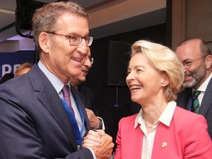El líder del PP, Alberto Nuñez Feijóo, con la presidenta de la Comisión Europea, Ursula von der Leyen, durante la cumbre del Partido Popular Europeo, en junio.