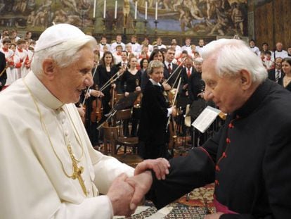 El entonces papa Benedicto XVI saluda a su hermano Georg ante el coro de Ratisbona en el Vaticano en 2009.