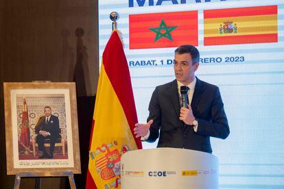 El presidente Pedro Sanchez interviene durante la cumbre hispano-marroquí, junto a un retrato del rey Mohammed IV, en Rabat, este jueves.