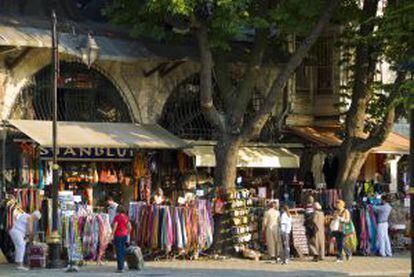 Tiendas de la plaza Sultan Ahmet, conocida popularmente como el HIpódromo, en Estambul.