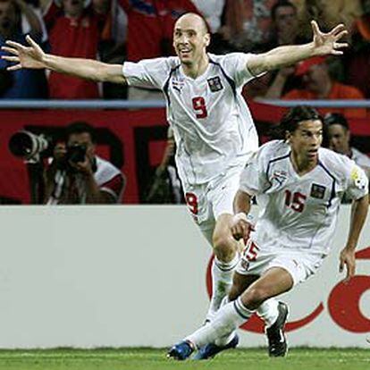 Koller y Baros celebran un tanto contra Holanda.