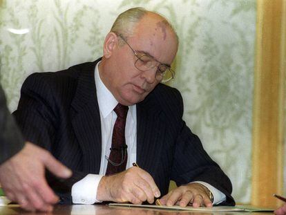 Gorbachov firma su renuncia el 25 de diciembre de 1991.