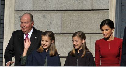 La Reina con sus hijas y don Juan Carlos, en el 40 aniversario de la Constitución Española, en 2018.