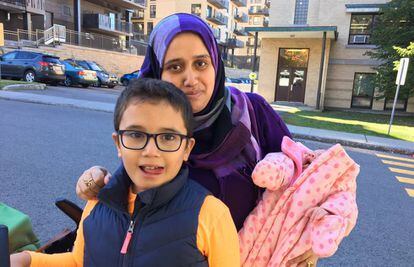 Shimaa Hassan, egipcia de 28 años con sus dos hijos, este lunes en Quebec
