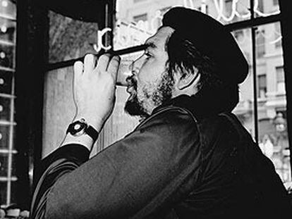Ernesto Che Guevara, en la cafetería California, en la calle Gran Vía de Madrid.

/ CÉSAR LUCAS (EP)