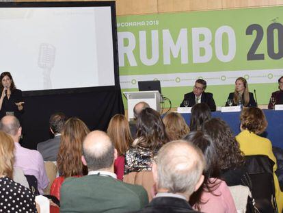 Conferencia organizada por Forética, con la participación en el panel, de izquierda a derecha, de José Manuel Marqués, del Banco de España; Ani Kavookjian, de Bloomberg; y Sol Hurtado de Mendoza, de BNP Paribas.