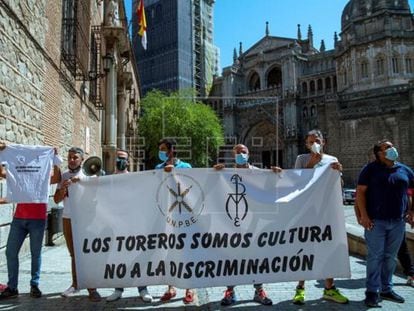 Manifestación de toreros ante la ministra de Trabajo Yolanda Díaz a la salida de un acto celebrado en Toledo el pasado 25 de julio.