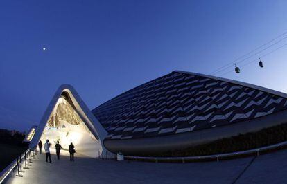 El pabell&oacute;n-puente, obra de Zaha Hadid, en la Exposici&oacute;n Universal de Zaragoza. / Claudio &Aacute;lvarez